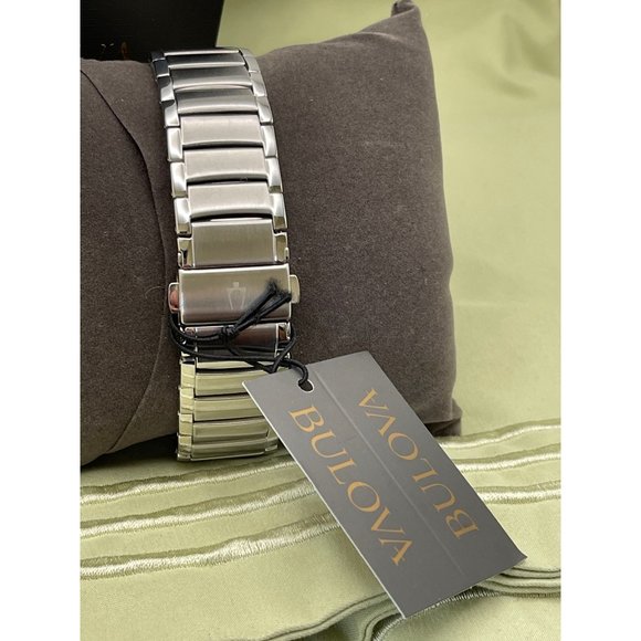 Bulova Mens Silver Tone Stainless Steel Classic Quartz Men's Watch - Picture 4 of 12